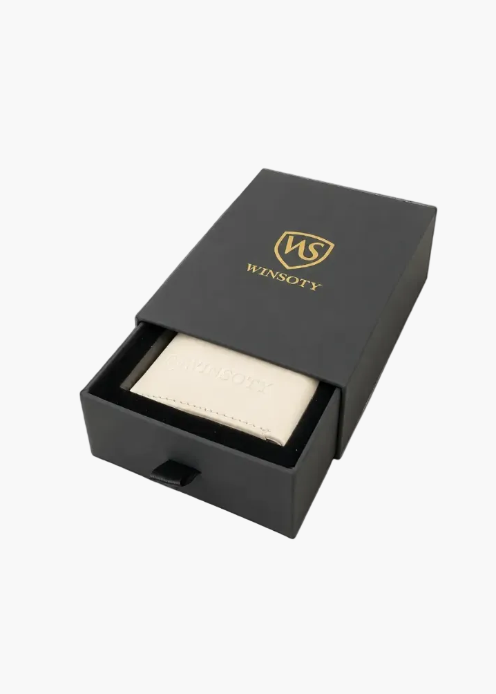 Schwarze WINSOTY Geschenkbox mit goldenen Details