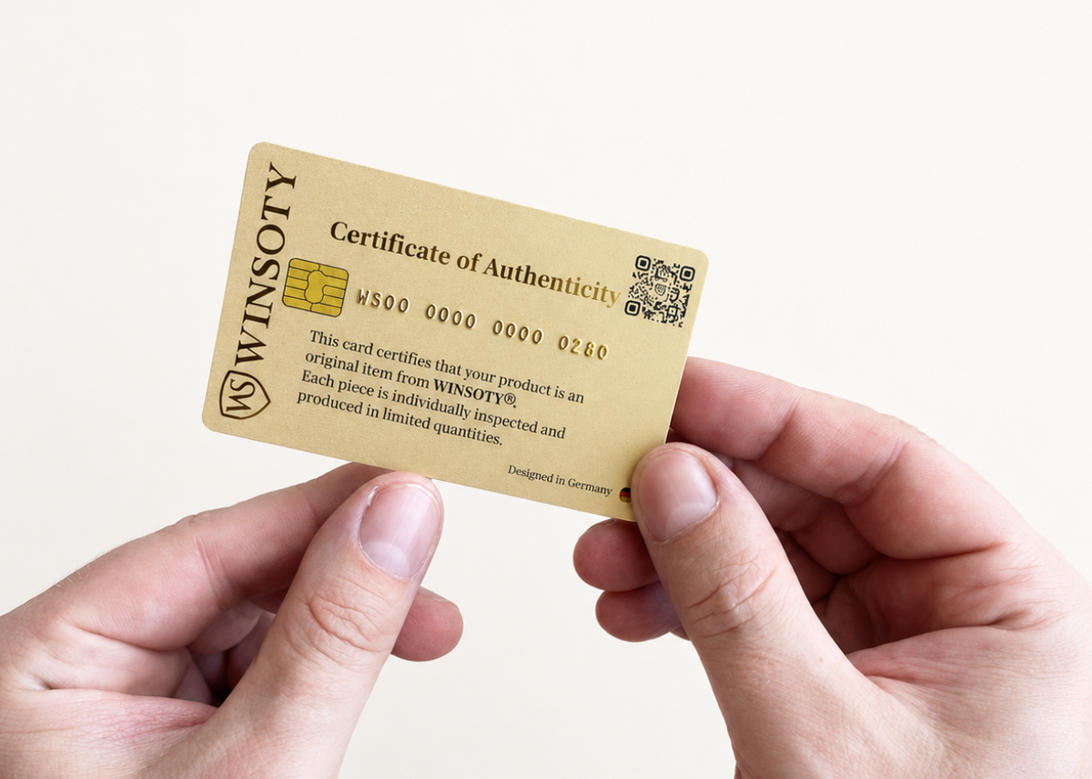 WHYCard neben einer WINSOTY Geldbörse