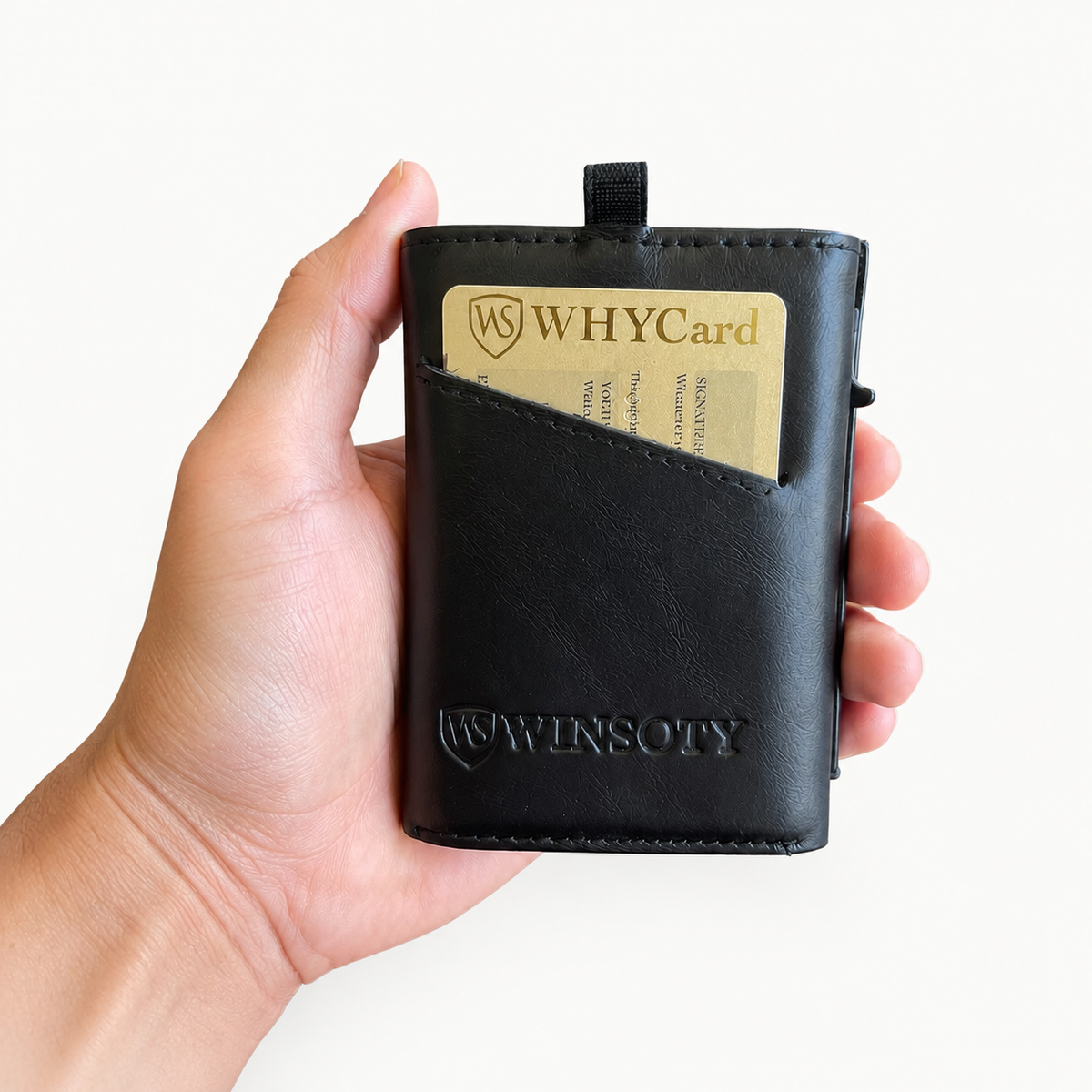 WHYCard wird in eine geöffnete WINSOTY Geldbörse gelegt