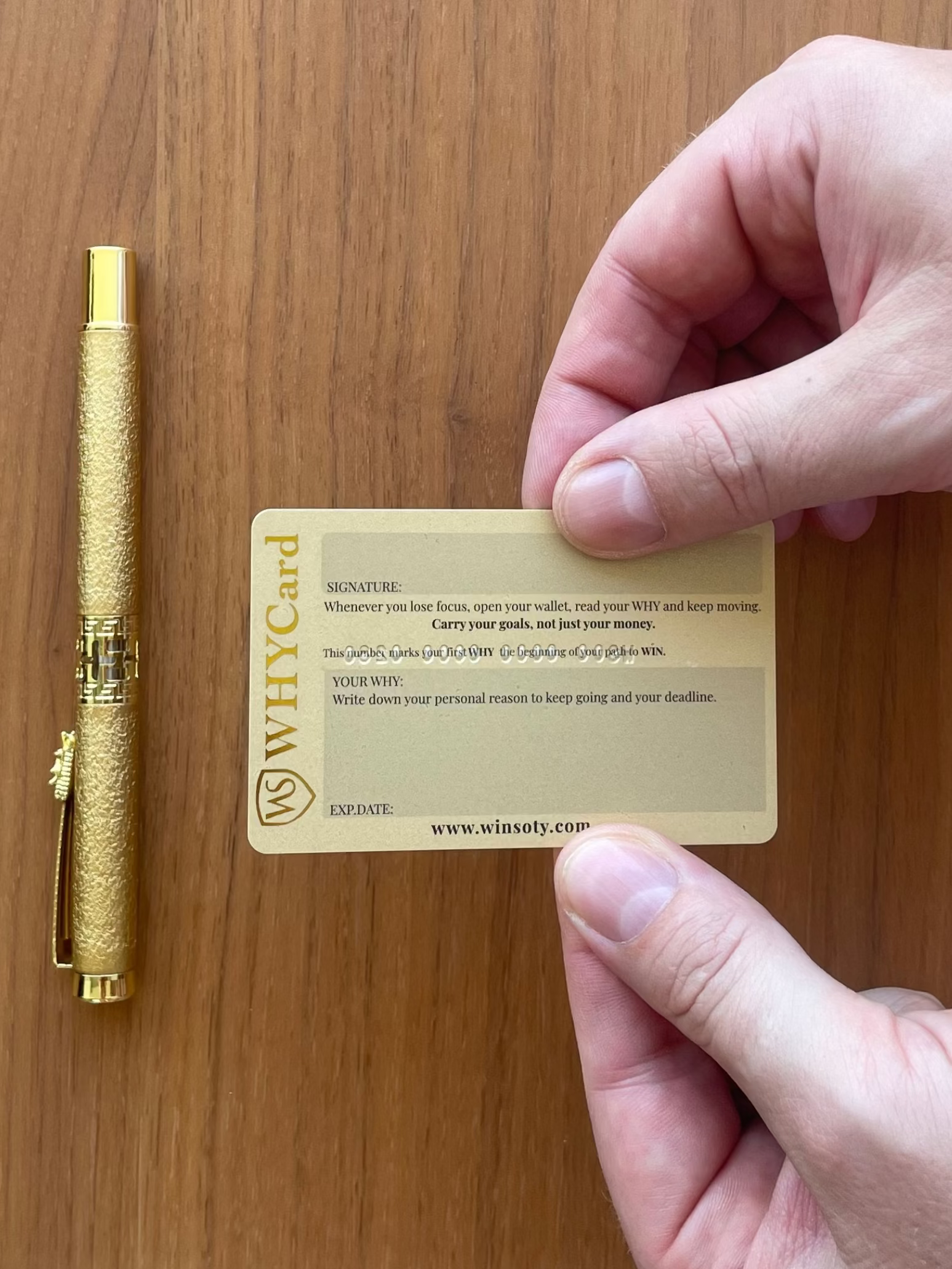 WHYCard neben einer geöffneten Winsoty Wallet